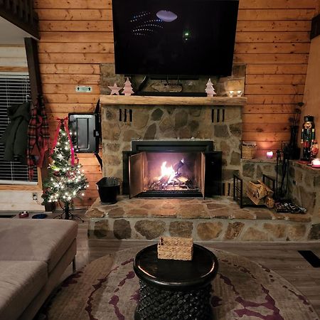 Treetops Chalet - 3Bd/2Bt Boutique Cabin W/Mt Leconte Views In แกตลิงเบิร์ก ภายนอก รูปภาพ