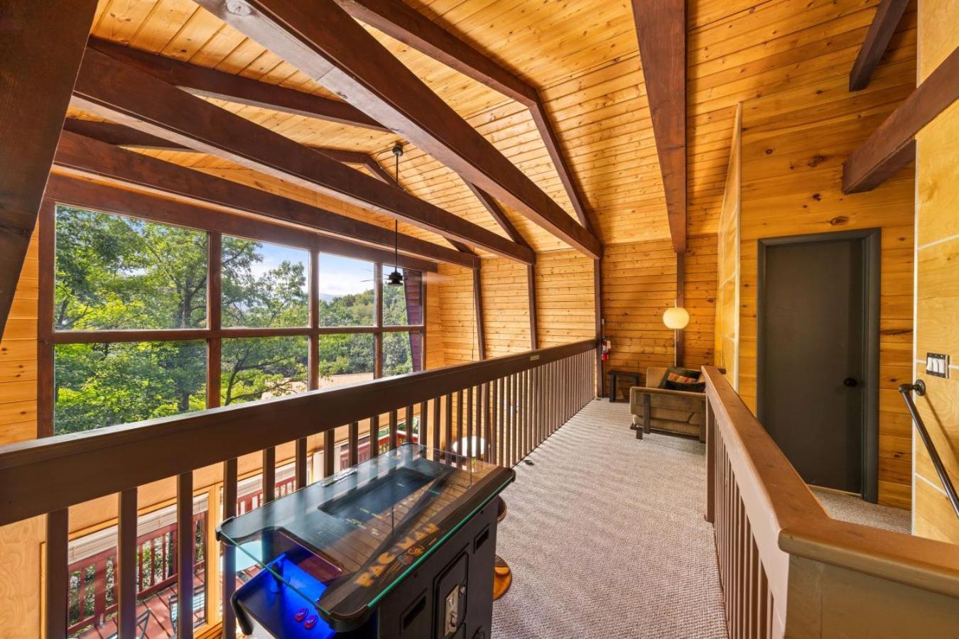 Treetops Chalet - 3Bd/2Bt Boutique Cabin W/Mt Leconte Views In แกตลิงเบิร์ก ภายนอก รูปภาพ