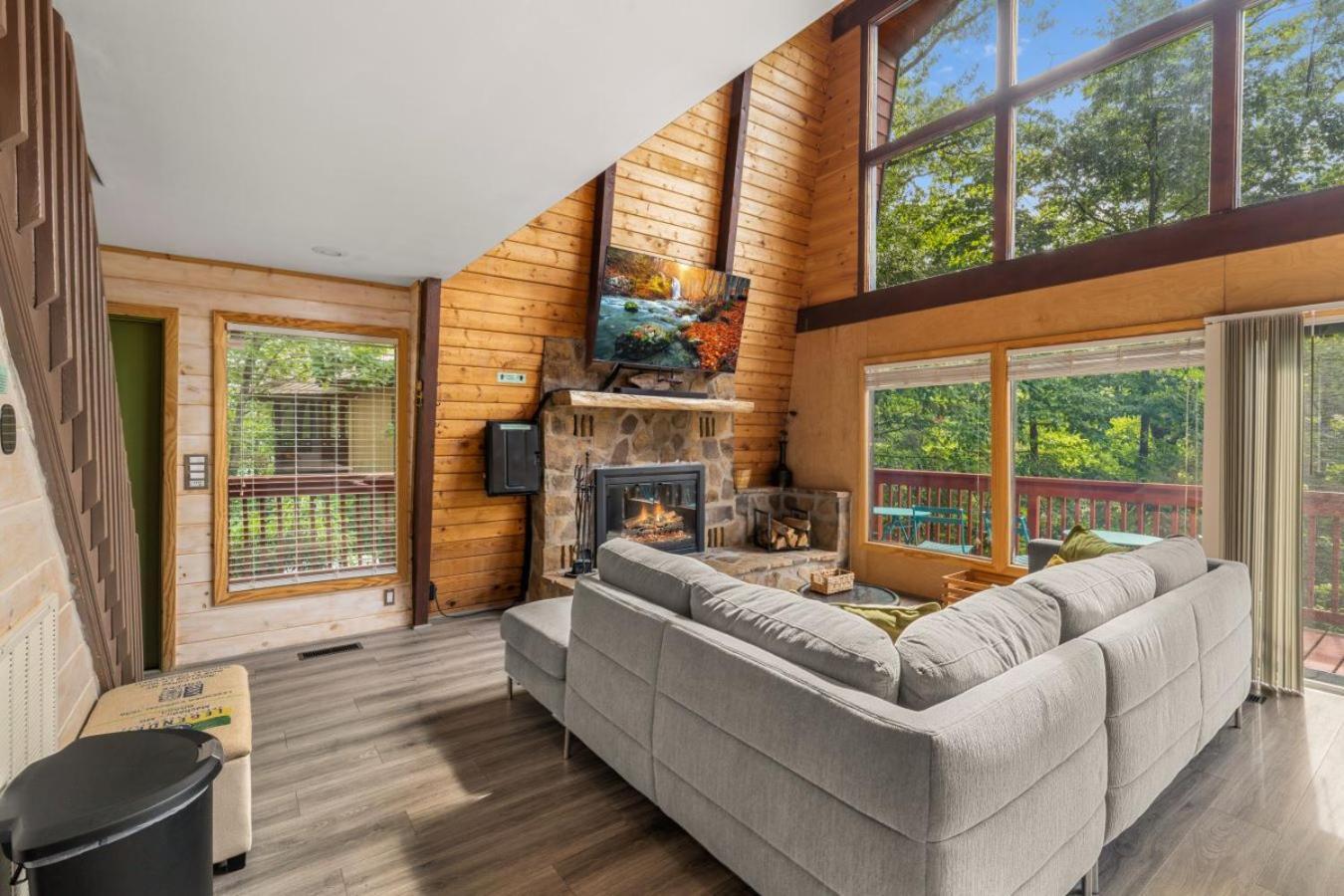 Treetops Chalet - 3Bd/2Bt Boutique Cabin W/Mt Leconte Views In แกตลิงเบิร์ก ภายนอก รูปภาพ