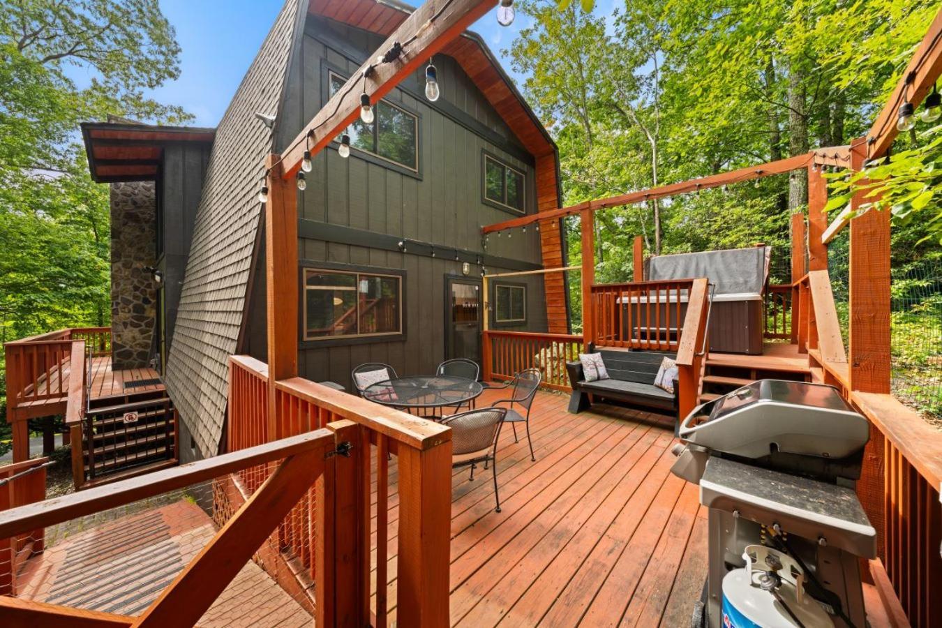 Treetops Chalet - 3Bd/2Bt Boutique Cabin W/Mt Leconte Views In แกตลิงเบิร์ก ภายนอก รูปภาพ