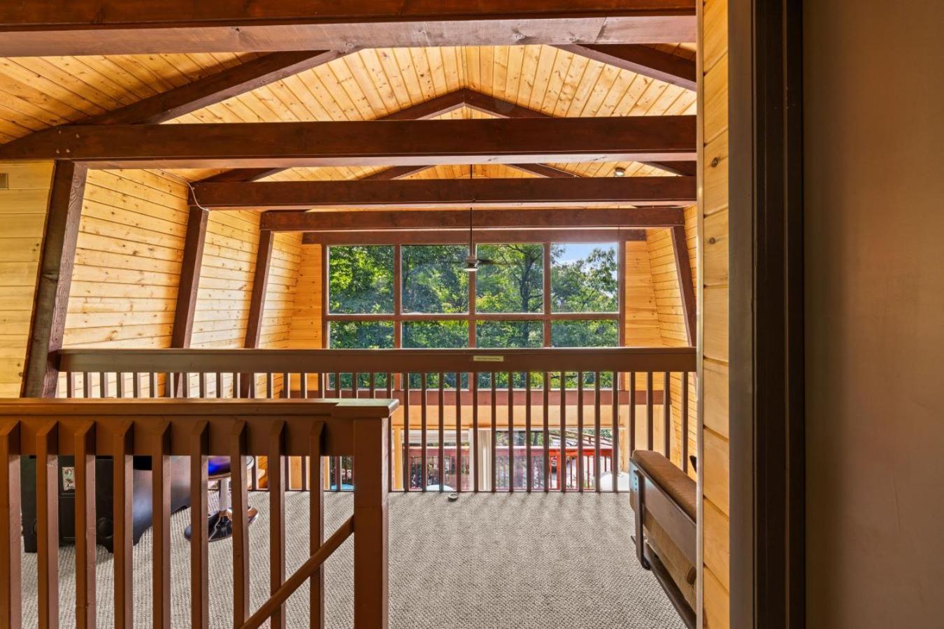 Treetops Chalet - 3Bd/2Bt Boutique Cabin W/Mt Leconte Views In แกตลิงเบิร์ก ภายนอก รูปภาพ
