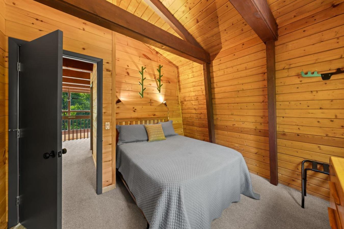 Treetops Chalet - 3Bd/2Bt Boutique Cabin W/Mt Leconte Views In แกตลิงเบิร์ก ภายนอก รูปภาพ