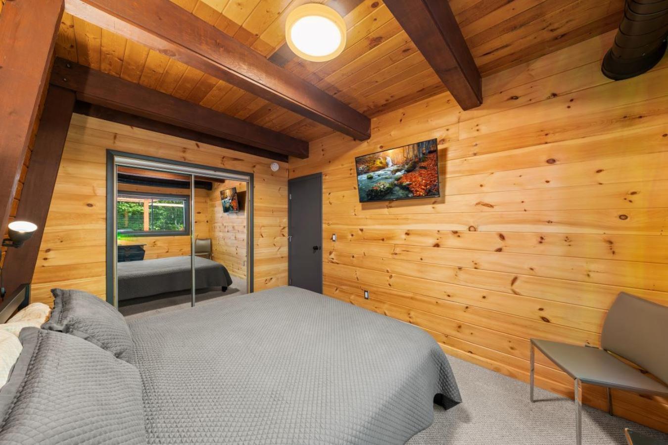 Treetops Chalet - 3Bd/2Bt Boutique Cabin W/Mt Leconte Views In แกตลิงเบิร์ก ภายนอก รูปภาพ