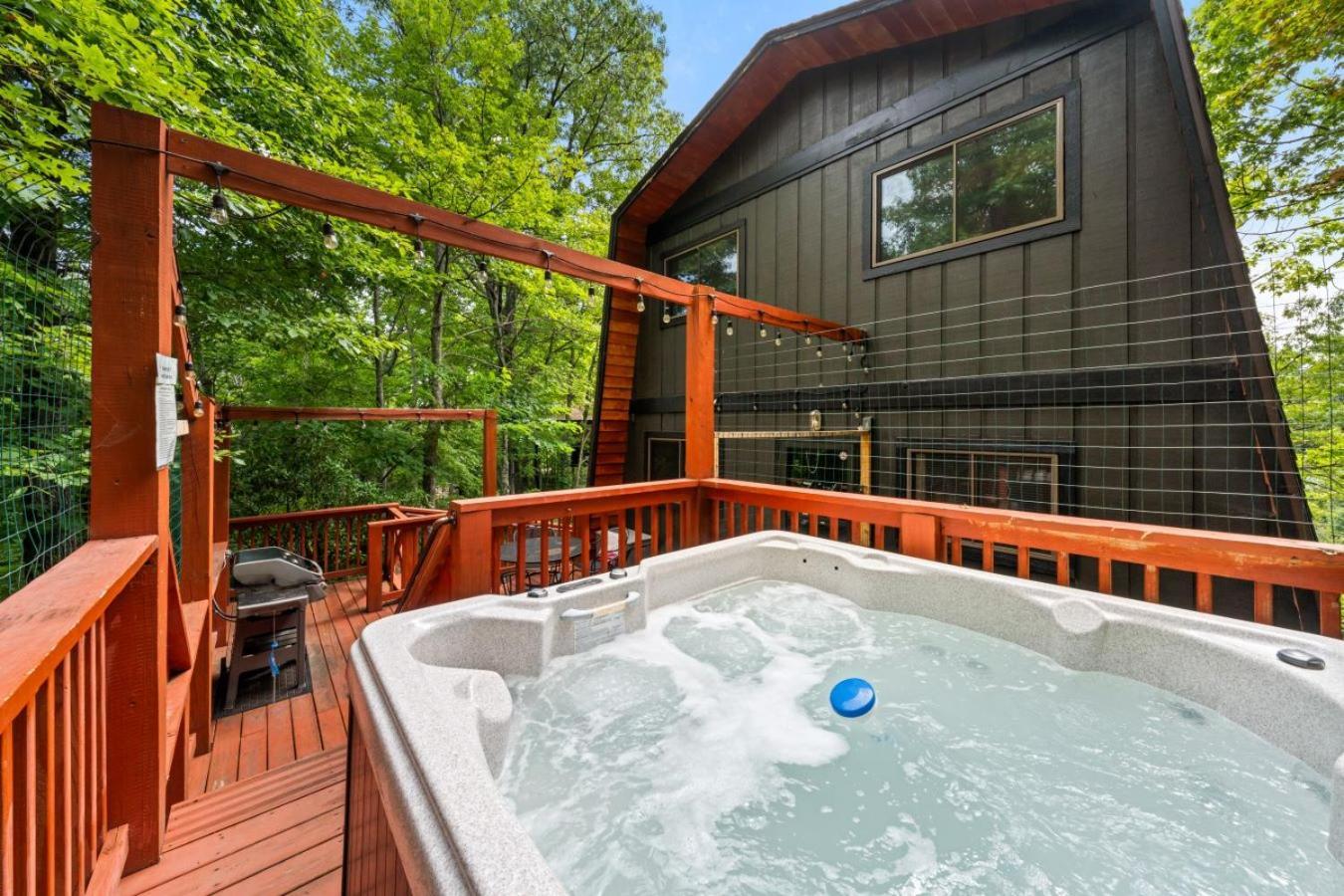 Treetops Chalet - 3Bd/2Bt Boutique Cabin W/Mt Leconte Views In แกตลิงเบิร์ก ภายนอก รูปภาพ