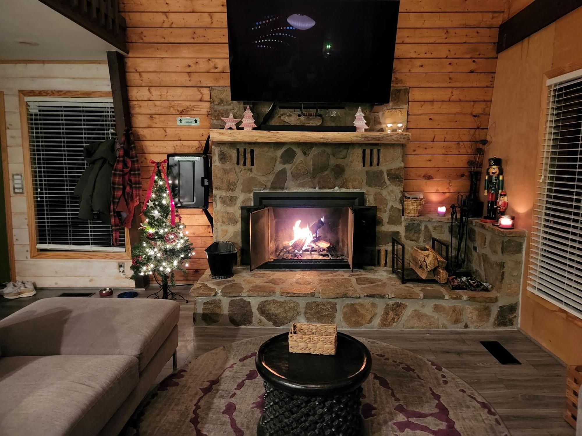 Treetops Chalet - 3Bd/2Bt Boutique Cabin W/Mt Leconte Views In แกตลิงเบิร์ก ภายนอก รูปภาพ